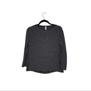 Lululemon Women's Top Back in Action Long Sleeve
Striped Black/ White Size 4